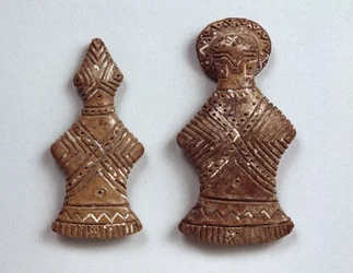Zwei dekorierte Figuren aus Tchai-Kenat, Türkei, 3. Jahrtausend v. Chr. (Keramik)
